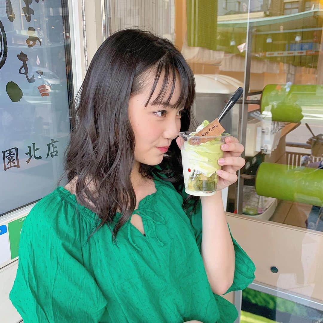 佐久間乃愛さんのインスタグラム写真 - (佐久間乃愛Instagram)「. 京都で #京ばあむ 食べました♥ ソフトクリームはバニラと抹茶のミックスで、下に抹茶のバウムクーヘンが🌟 抹茶苦手なんだけど、めちゃんこ美味しかった😍  #京都 #美味しかった #幸せ #抹茶」8月16日 12時17分 - noa_sakuma
