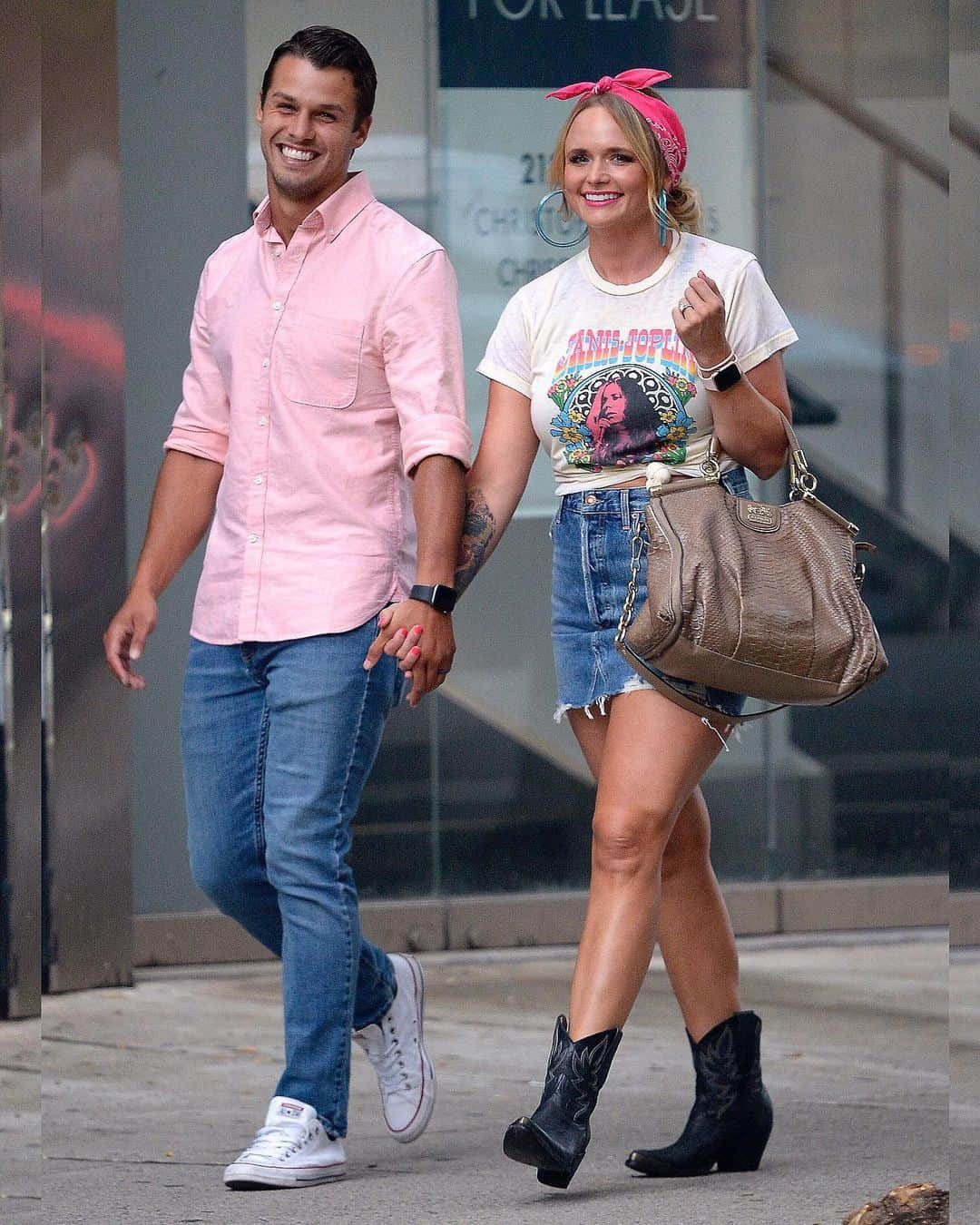 Just Jaredさんのインスタグラム写真 - (Just JaredInstagram)「@mirandalambert is all smiles while walking around New York with her husband Brendan McLoughlin on Thursday evening. #MirandaLambert #BrendanMcLoughlin Photo: Splash」8月16日 12時13分 - justjared