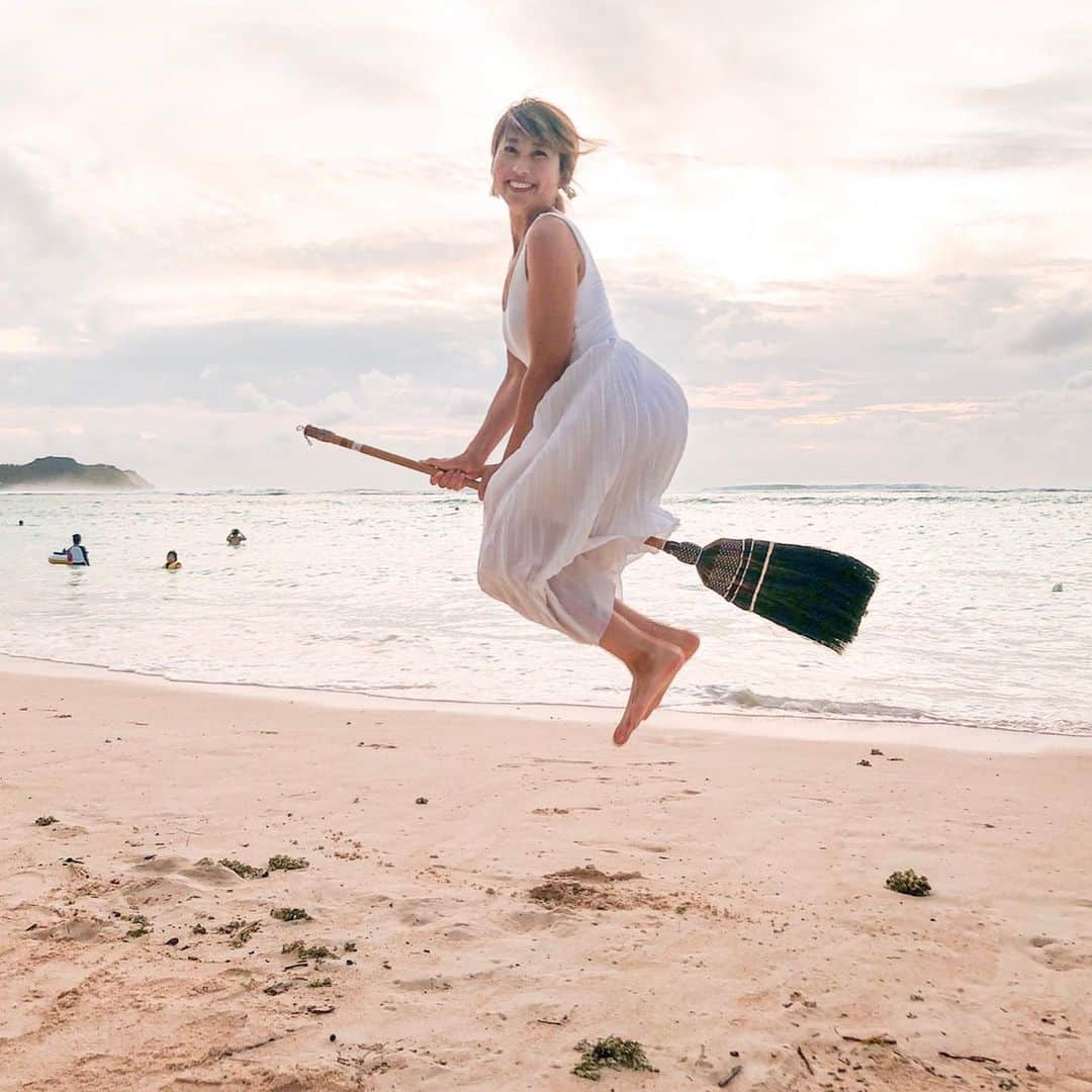 吉田ちかさんのインスタグラム写真 - (吉田ちかInstagram)「We flew back from Guam last night!! Yes, on @halno ‘s broomstick 🧹✨ Halno was the other Japanese creator invited to the Guam Travel Talks Summit. I, of course, knew about his photos but didn’t think we’d get to collaborate so what a treat! ﻿ ﻿ Apparently, it’s really difficult to fly with multiple people because you have to jump in sync, but we did pretty well! OMG, Pudding is so stiff she looks like a doll!! And the last photo, it looks like Osaru-san is holding me up haha oh, and my silly ponytail - looks like a mini broom!﻿ ﻿ 昨日の夜、グアムから飛んで帰ってきました！はい、家族揃ってHalnoさんのほうきで🤣 Halnoさんは、今回のグアム・プロジェクトに参加したもう一人に日本人クリエイター。彼の作品のことはもちろん知っていましたが、まさか現地でコラボできるとは！﻿ ﻿ 複数人で飛ぶのは、タイミングを合わせないといけないのでかなり難しいらしいのですが、家族揃って飛んでみたくてトライしてみたら、なんとかできました！プリンが人形みたいに固まってるw🤣 そして最後の写真、おさるさんが私を支えてるみたいw ポニーテールがまるでプチほうきwwww ﻿ ﻿ #instaguam #guamtraveltalks #昨日は連発投稿にも関わらず沢山のコメントをありがとうございました❤️」8月16日 17時47分 - bilingirl_chika