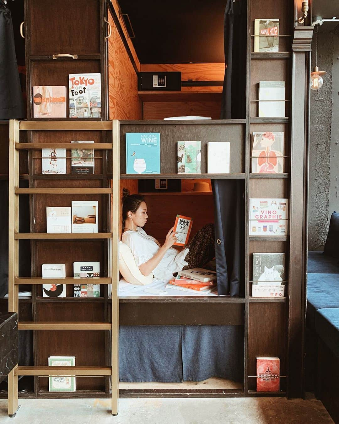 Y U R I Eさんのインスタグラム写真 - (Y U R I EInstagram)「天気が悪いので、泊まれる本屋 @bookandbedtokyo で読書📖前から気になっていた"ながら聴き"のできると噂のイヤホン @ambie_official を貸し出していたので早速聞きながら本を読んでみた！ 選んだ本は焚き火大全っていう分厚い本。（ひたすら焚き火について書かれている）読書の邪魔にならないBGMをアプリで探してたら、焚き火のパチパチ音があったので採用👏🔥w イヤーカフみたいに耳の縁に挟み込む感じで装着。 喫茶店でよくある小さく流れているBGMを直に聞いているような感覚！不思議🤯小さい声で話しかけられても聞こえるの！しかもつけ心地がとても良い🍃 普通のイヤホンは少し圧迫感があって苦手だけど、これはつけているの忘れちゃう感じで好き🤗 #ambie #アンビー #イヤホン #ながら聴き #bookandbedtokyo #AWA#AD」8月16日 12時25分 - yuriexx67