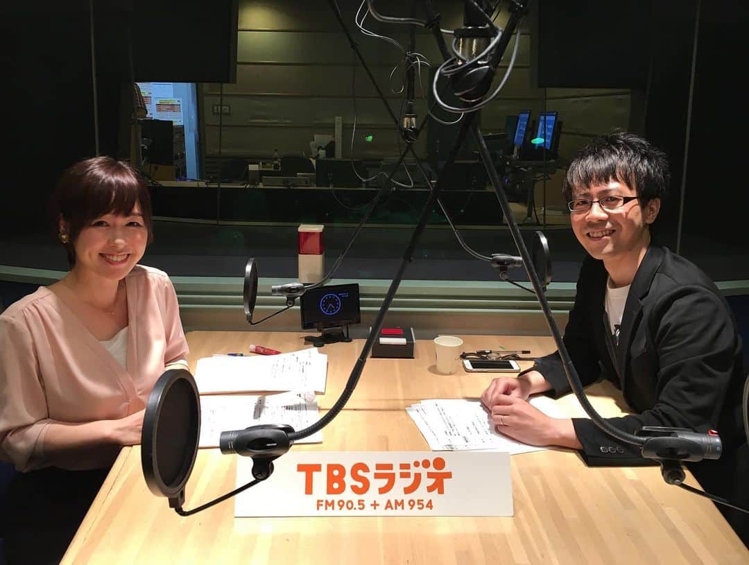 のインスタグラム：「⁑ 久しぶりのTBSラジオです！やったー‼︎ ニューズピックスの野村高文さん・後藤直義さんに令和時代のビジネストレンドについてたっぷりとお話を伺いました🌟 いや〜楽しかった。面白かった。そして嬉しかった！ 今週日曜の18日20:00〜、お耳にかかります😊👂 . ----------------------- TBSラジオ・ラジオワールド 「NewsPicks with TBSラジオ～令和のビジネストレンド講座」 【放送日時】8月18日（日）20時～20時55分 【出演】 野村高文（NewsPicksアカデミア編集長） 後藤直義（NewsPicks副編集長） 片桐千晶（フリーアナウンサー） . 令和、新しい時代。変わる社会。動く経済。 新時代を生き延びるため、世界の経済トレンドを抑えておくのはビジネスパーソンの必須条件！ 最先端の経済ニュースをお届けしているソーシャル経済メディア「NewsPicks」のお2人に、今知っておくべきビジネストレンドをたっぷり語っていただきました。 片桐さんもデイキャッチ以来のご登場です！ . #tbsラジオ #newspicks #ビジネス #野村高文 #後藤直義 #片桐千晶」