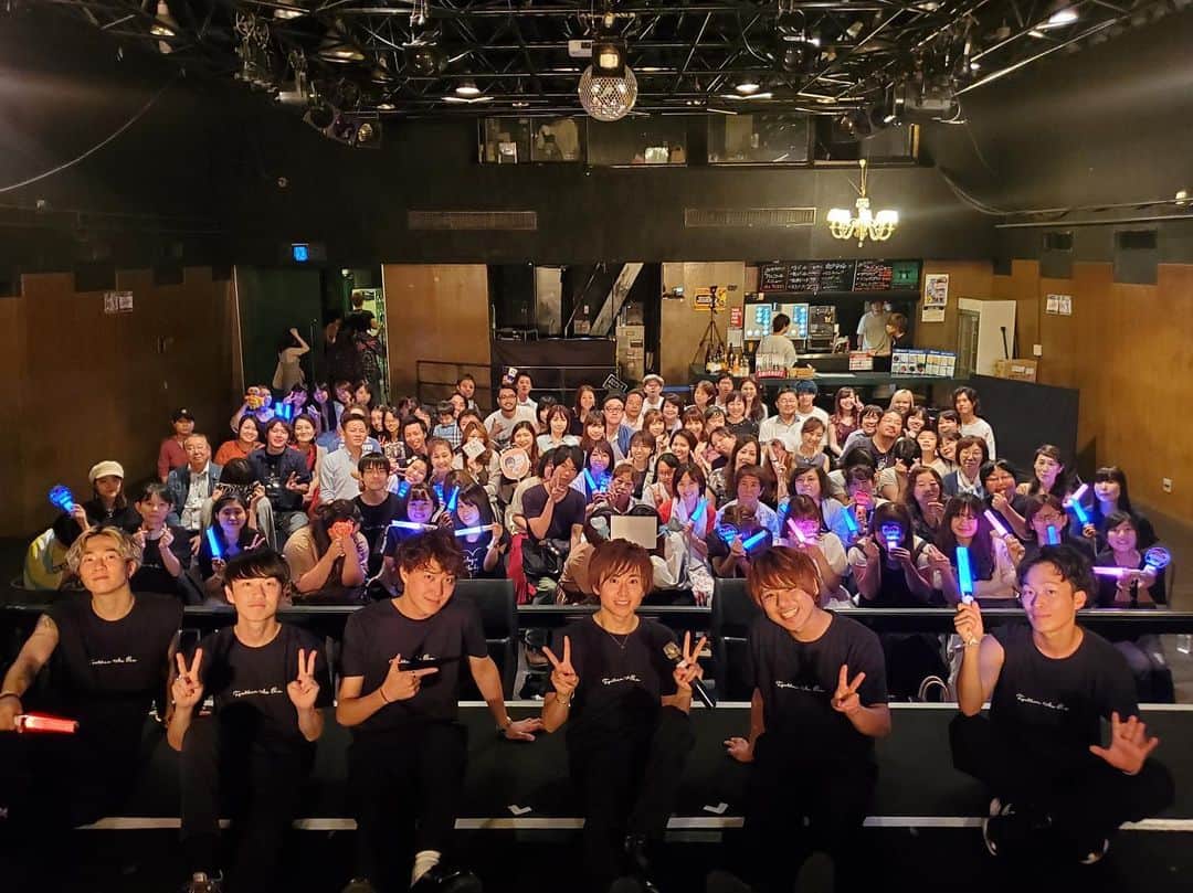 のインスタグラム：「10周年LIVEツアー 初日大阪！ 本当にありがとうございました！ 幸せでした！ ・ #10周年 #ツアー #live #大阪 #江坂ミューズ #初日 #2019.8.9 #アルバム #TogetherAsOne #リリース #次は東京 #8月31日 ・ #SingerSongwriteDancer #yoshiya #seki #関義哉」