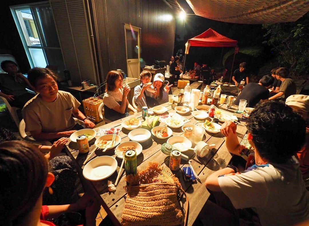 のインスタグラム：「恒例岡﨑家BBQ🍻 12時間を越える肉焼きからの深夜の罰ゲーム。同郷の皆はやたらと元気だ。また盆に。」
