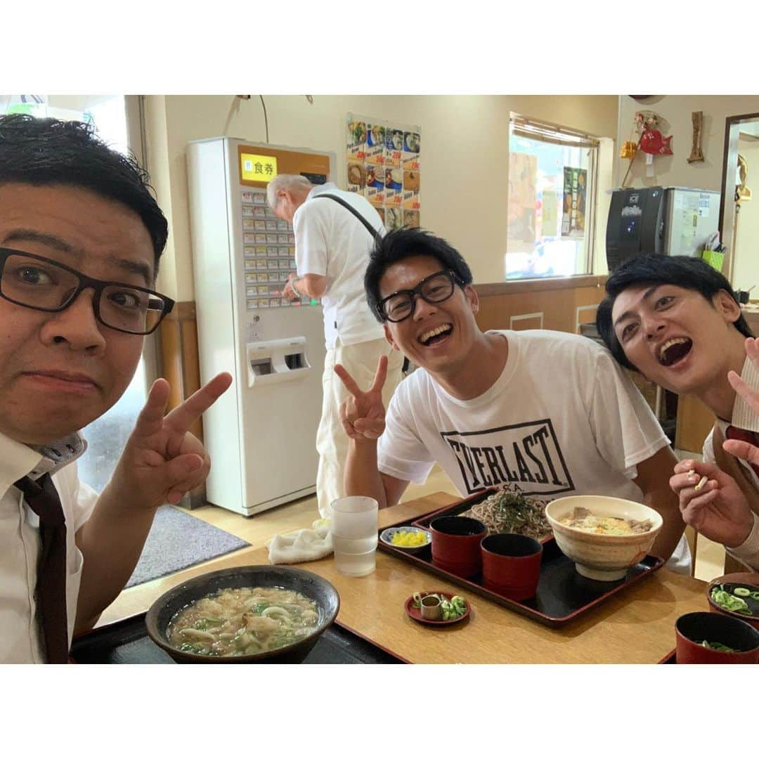 昴生さんのインスタグラム写真 - (昴生Instagram)「昼飯！！ #今日は #漫才劇場と西梅田劇場と上本町の劇場を #行ったり来たり！ #劇場の合間！ #30分の合間しかない！ #こんな時は #漫才劇場のすぐ隣の #松屋 さん！ #牛丼の松屋さんではなく #うどんそばがメインで #丼とかもある昔ながらのお店！ #ここのかすうどんが #めちゃめちゃうまい！ #一番うまい！ #ほんで安い！ #350円！ #もう最高！ #ツートライブ #たかのり と #パーティーパーティー #きむきむ と行きました！ #券売機のおじさんはもちろん別です！」8月16日 12時30分 - mikikousei