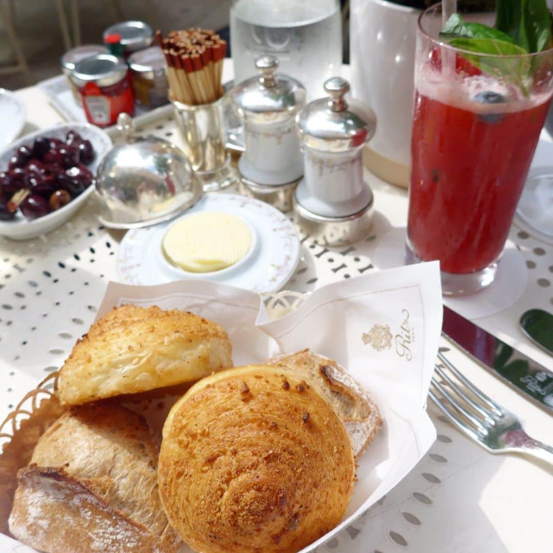 田中麻衣さんのインスタグラム写真 - (田中麻衣Instagram)「リッツパリにてランチ。 テラスがとっても気持ちよかったです。こっちのサラダにはよくアーティチョークが入ってて、アーティチョーク大好きなので嬉しい😆 オリジナルで作っていただいたベリーのドリンクも美味でした。 #ritzparis #リッツパリ #パリ旅行記 #paris旅行記 #🇫🇷」8月16日 12時39分 - maitanaka1217