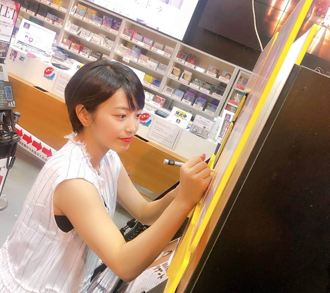 miwaさんのインスタグラム写真 - (miwaInstagram)「「リブート」CDリリース‼️ということで、CDショップにサインさせていただきました😌✨ 自分のコーナーを見つけると嬉しいし、店員さんの手書きコメントに愛を感じる😭💗CDをお手にとってくださったみなさま、心から感謝しています🙏✨ #リブート #miwa #凪のお暇 #CDショップ」8月16日 12時41分 - miwa_official_38