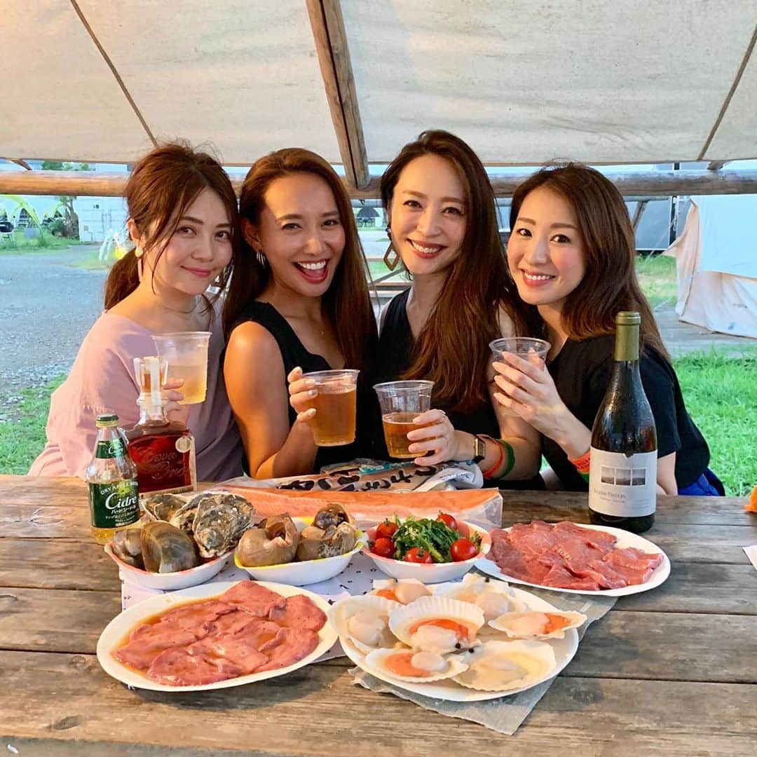 杉下理世のインスタグラム：「🎐夏の思い出🎐 奈央ちゃん夫婦主催でいつものメンバとBBQしました🌻 これといって夏らしいことなんにもしてなかったので、最高の夏の思い出になりました💓 ちーたんが北海道からお取り寄せしてくれた海鮮🐟🐚 @a_uroko となおちゃんの旦那さんが用意してくれていたお肉とで、かなりハイクオリティーのBBQに😍💓 最高のひとときでした💛  #エーウロコ #エーウロコのBBQセット #厚岸glam #厚岸BBQ #厚岸バーベキュー #時しらず #BBQ #バーベキュー  #夏 #夏の思い出 #2019夏 #海鮮 #東京バーベキュー」