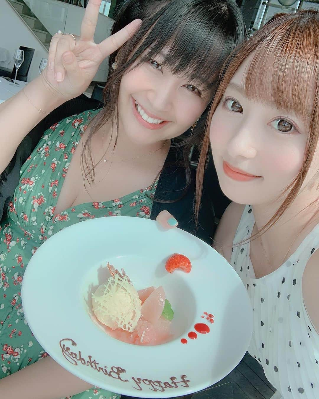 成瀬心美さんのインスタグラム写真 - (成瀬心美Instagram)「🥂 . . 昨日はまりさんに お誕生日のお祝いを していただきました🥰 . . 素敵なお店に連れて行っていただき 最高に豪華なお食事を😢！！！ . . もう本当に幸せな ひと時すぎて ずっとにやけていました☺️ . . プレゼントも 私のことを考えて 動いてくれていた時間も 本当に宝物です✨ . . ご飯美味しすぎて おトイレ行くのが もったいないです😶！ . . って伝えると ずっとずっと にこにこと天使のような 笑顔で見守っていて くれました。 . . 会っていなかった時間を 埋めるように お互い何があったか 話す時間が とても大好きです。 . . お仕事前の限られた時間 だったけれど 幸せな癒しの時間を どうもありがとう😘 . . #happytime #birthday #birthdaypresent #lunch #happy #champagne #present #love #最高 #ありがとう #instapic #instagood #instagram #followｍe」8月16日 12時44分 - coco3ndazo