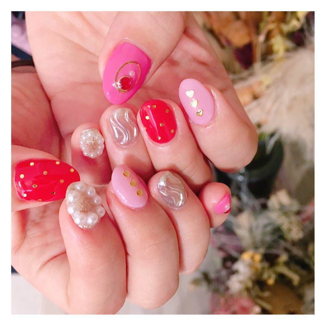 大庭彩歌さんのインスタグラム写真 - (大庭彩歌Instagram)「❤︎ new nail ・ 久々のネイルは派手に〜😍 可愛い！！ ・ いつも可愛くしてくれる 岡部さん最高です❣️ ・ 最近人気すぎて 予約とりにくいのですよ〜 おススメのお店です💕 #ネイル #夏ネイル #nail」8月16日 12時48分 - ooba__ayaka