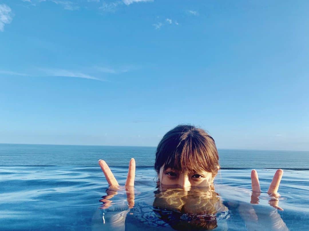 わちみなみのインスタグラム：「海🏖じゃなくてプール﻿ ﻿ ぴーす☺️﻿ ﻿ 水の中にずっといたいなー指ふやふやになるまで🐙﻿ ﻿ #プール  2枚目は失敗」