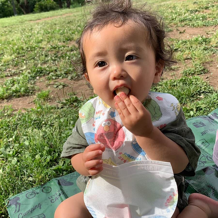 かわいいベビー服・子供服Babychuさんのインスタグラム写真 - (かわいいベビー服・子供服BabychuInstagram)「【外食の必須アイテム😉❗使い捨て🎵紙エプロン】 . お出かけに大活躍😍食べ終わったらポイするだけ❣ 大人気の✨コストコ☆使い捨てスタイ✨ . なんとべびちゅでもGETできちゃうんです👀❤ . 🌈かさばらないから持ち歩きに便利 🌈マジックテープで簡単装着 🌈食べこぼしもポケットでキャッチ！ 🌈1箱60枚入りでたっぷり使える . かわいいセサミストリート柄で、お食事タイムもご機嫌に😆🍙 . 魅力たっぷりの殿堂入りアイテム、たくさんGETしてお友達とシェアするママも続出💞 毎回争奪戦なので、いますぐGETしてね～～💨💨💨 . プロフィール欄のURLからチェックしてね✔ . . #べびちゅグッズ #使い捨てスタイ　#紙エプロン #ママに便利 #べびちゅ #babychu #ig_kidsphoto #ig_babyphoto #かわいい #子供服 #ベビー服 #親バカ部 #女の子 #男の子 #娘 #息子 #赤ちゃん #ベビーコーデ #キッズコーデ #ベビーファッション #キッズファッション #出産祝い #baby #babychujp」8月16日 13時00分 - babychu2014