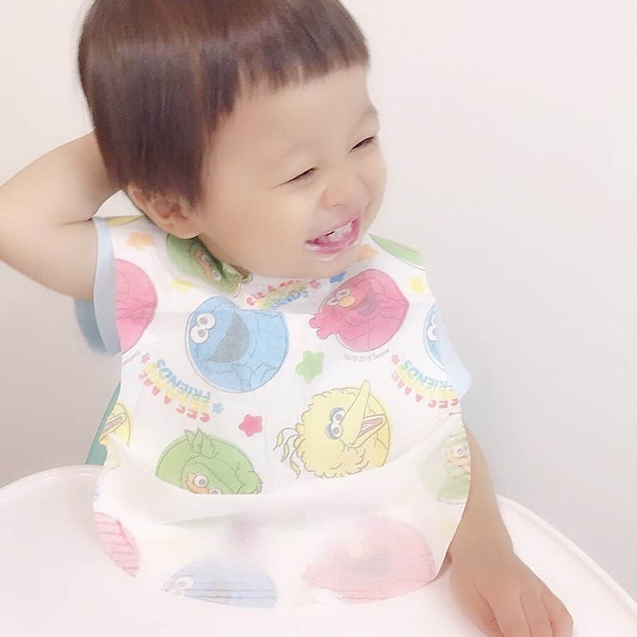 かわいいベビー服・子供服Babychuさんのインスタグラム写真 - (かわいいベビー服・子供服BabychuInstagram)「【外食の必須アイテム😉❗使い捨て🎵紙エプロン】 . お出かけに大活躍😍食べ終わったらポイするだけ❣ 大人気の✨コストコ☆使い捨てスタイ✨ . なんとべびちゅでもGETできちゃうんです👀❤ . 🌈かさばらないから持ち歩きに便利 🌈マジックテープで簡単装着 🌈食べこぼしもポケットでキャッチ！ 🌈1箱60枚入りでたっぷり使える . かわいいセサミストリート柄で、お食事タイムもご機嫌に😆🍙 . 魅力たっぷりの殿堂入りアイテム、たくさんGETしてお友達とシェアするママも続出💞 毎回争奪戦なので、いますぐGETしてね～～💨💨💨 . プロフィール欄のURLからチェックしてね✔ . . #べびちゅグッズ #使い捨てスタイ　#紙エプロン #ママに便利 #べびちゅ #babychu #ig_kidsphoto #ig_babyphoto #かわいい #子供服 #ベビー服 #親バカ部 #女の子 #男の子 #娘 #息子 #赤ちゃん #ベビーコーデ #キッズコーデ #ベビーファッション #キッズファッション #出産祝い #baby #babychujp」8月16日 13時00分 - babychu2014