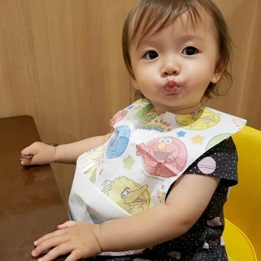 かわいいベビー服・子供服Babychuさんのインスタグラム写真 - (かわいいベビー服・子供服BabychuInstagram)「【外食の必須アイテム😉❗使い捨て🎵紙エプロン】 . お出かけに大活躍😍食べ終わったらポイするだけ❣ 大人気の✨コストコ☆使い捨てスタイ✨ . なんとべびちゅでもGETできちゃうんです👀❤ . 🌈かさばらないから持ち歩きに便利 🌈マジックテープで簡単装着 🌈食べこぼしもポケットでキャッチ！ 🌈1箱60枚入りでたっぷり使える . かわいいセサミストリート柄で、お食事タイムもご機嫌に😆🍙 . 魅力たっぷりの殿堂入りアイテム、たくさんGETしてお友達とシェアするママも続出💞 毎回争奪戦なので、いますぐGETしてね～～💨💨💨 . プロフィール欄のURLからチェックしてね✔ . . #べびちゅグッズ #使い捨てスタイ　#紙エプロン #ママに便利 #べびちゅ #babychu #ig_kidsphoto #ig_babyphoto #かわいい #子供服 #ベビー服 #親バカ部 #女の子 #男の子 #娘 #息子 #赤ちゃん #ベビーコーデ #キッズコーデ #ベビーファッション #キッズファッション #出産祝い #baby #babychujp」8月16日 13時00分 - babychu2014