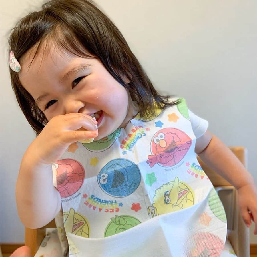 かわいいベビー服・子供服Babychuさんのインスタグラム写真 - (かわいいベビー服・子供服BabychuInstagram)「【外食の必須アイテム😉❗使い捨て🎵紙エプロン】 . お出かけに大活躍😍食べ終わったらポイするだけ❣ 大人気の✨コストコ☆使い捨てスタイ✨ . なんとべびちゅでもGETできちゃうんです👀❤ . 🌈かさばらないから持ち歩きに便利 🌈マジックテープで簡単装着 🌈食べこぼしもポケットでキャッチ！ 🌈1箱60枚入りでたっぷり使える . かわいいセサミストリート柄で、お食事タイムもご機嫌に😆🍙 . 魅力たっぷりの殿堂入りアイテム、たくさんGETしてお友達とシェアするママも続出💞 毎回争奪戦なので、いますぐGETしてね～～💨💨💨 . プロフィール欄のURLからチェックしてね✔ . . #べびちゅグッズ #使い捨てスタイ　#紙エプロン #ママに便利 #べびちゅ #babychu #ig_kidsphoto #ig_babyphoto #かわいい #子供服 #ベビー服 #親バカ部 #女の子 #男の子 #娘 #息子 #赤ちゃん #ベビーコーデ #キッズコーデ #ベビーファッション #キッズファッション #出産祝い #baby #babychujp」8月16日 13時00分 - babychu2014