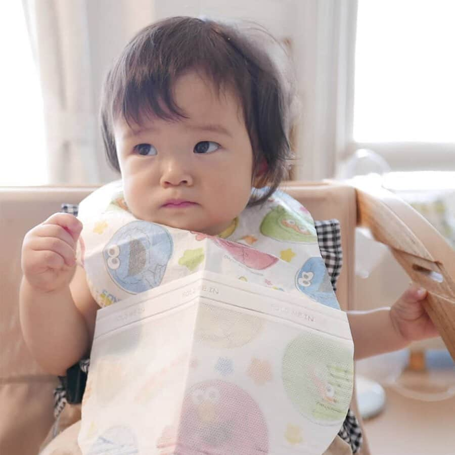 かわいいベビー服・子供服Babychuさんのインスタグラム写真 - (かわいいベビー服・子供服BabychuInstagram)「【外食の必須アイテム😉❗使い捨て🎵紙エプロン】 . お出かけに大活躍😍食べ終わったらポイするだけ❣ 大人気の✨コストコ☆使い捨てスタイ✨ . なんとべびちゅでもGETできちゃうんです👀❤ . 🌈かさばらないから持ち歩きに便利 🌈マジックテープで簡単装着 🌈食べこぼしもポケットでキャッチ！ 🌈1箱60枚入りでたっぷり使える . かわいいセサミストリート柄で、お食事タイムもご機嫌に😆🍙 . 魅力たっぷりの殿堂入りアイテム、たくさんGETしてお友達とシェアするママも続出💞 毎回争奪戦なので、いますぐGETしてね～～💨💨💨 . プロフィール欄のURLからチェックしてね✔ . . #べびちゅグッズ #使い捨てスタイ　#紙エプロン #ママに便利 #べびちゅ #babychu #ig_kidsphoto #ig_babyphoto #かわいい #子供服 #ベビー服 #親バカ部 #女の子 #男の子 #娘 #息子 #赤ちゃん #ベビーコーデ #キッズコーデ #ベビーファッション #キッズファッション #出産祝い #baby #babychujp」8月16日 13時00分 - babychu2014