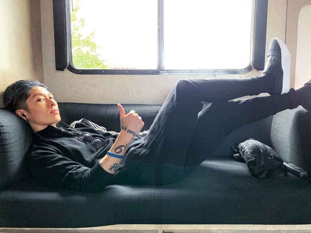 のインスタグラム：「Detroit bound. #TourBusLife #NoSleepTillTokyo」