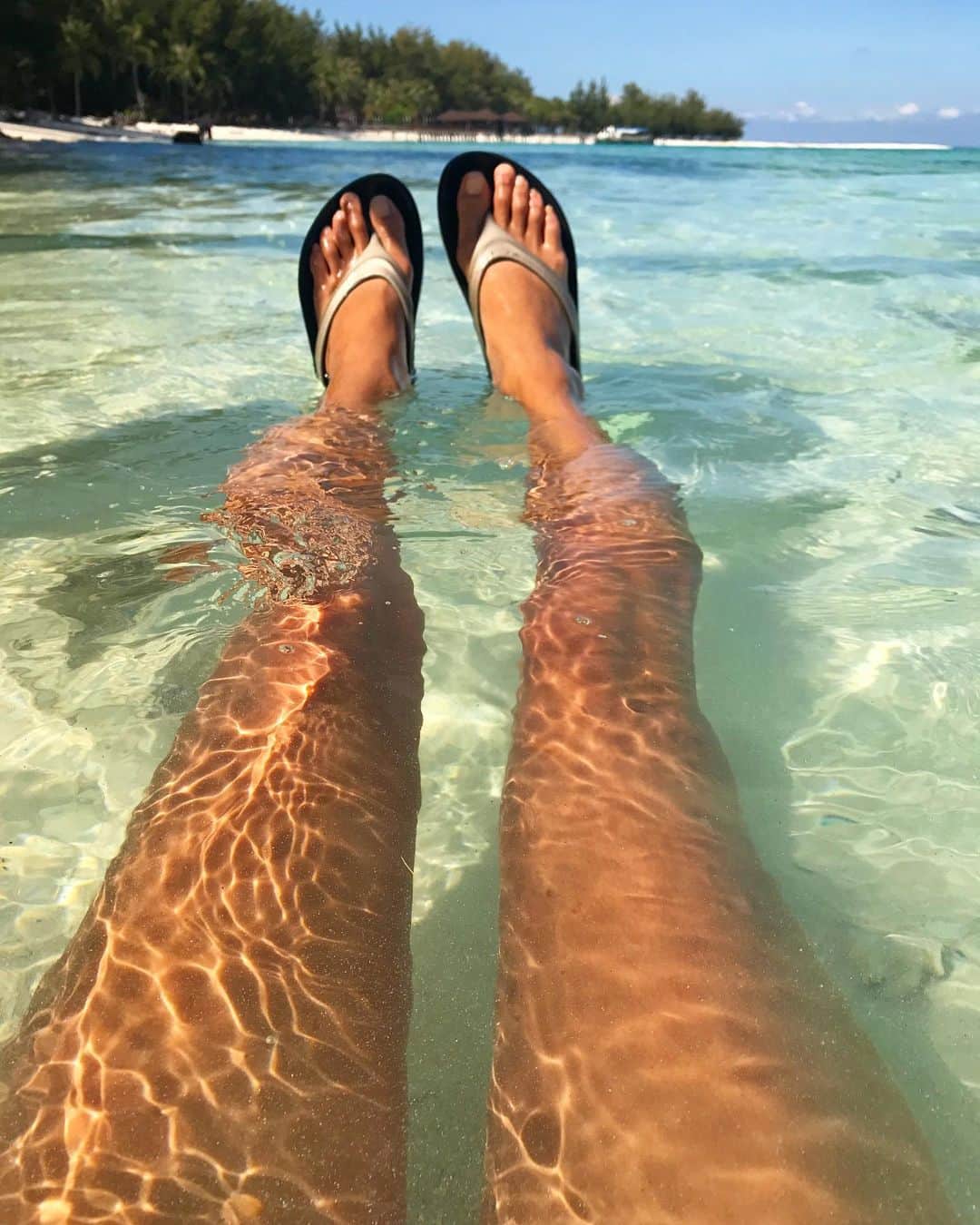 彩海のインスタグラム：「. . 《交換往復送料無料キャンペーンのお知らせ》 . . ネットでの購入に不安の方は @oofos.jp 公式サイトで購入すると 交換往復無料キャンペーン中だよ！ . . First OOFOSにいかがですか〜? . .  @oofos.jp 公式サイトから引用しておくね！↓↓↓ . . ———————————————— 交換送料無料キャンペーン実施中！ 8/31(土)までにお買い上げの方限定 . ご注文いただいた商品のサイズ交換の際にかかる「往復送料」が、期間中無料に。 「サイズ感が不安」「WEBでのお買い物が初めて」のお客様も、安心してお買い物できるキャンペーンです。 ———————————————— . . . #OOFOS #リカバリーサンダル#最強#最高#ビーサン#お知らせ#キャンペーン #メールで流れてきたのでシェアしとくね #ご両親にも是非 #親孝行しましょう」
