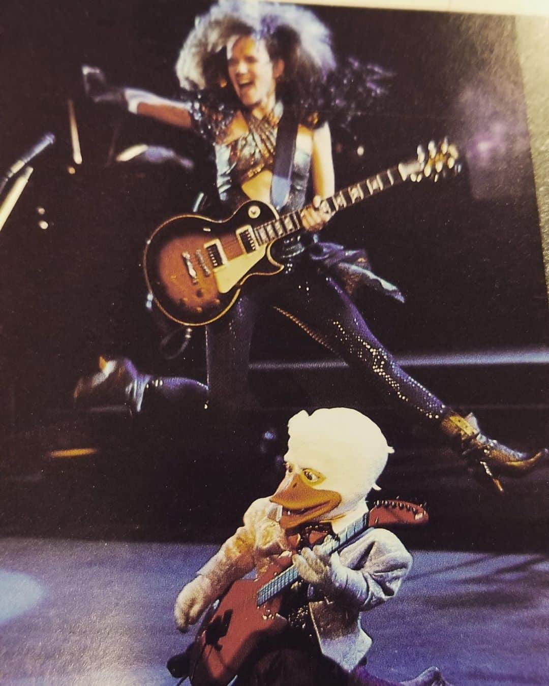 リー・トンプソンさんのインスタグラム写真 - (リー・トンプソンInstagram)「Look dude if you’re gonna properly #tbt it better be you, with crimped hair, and a #lespaul jumping over a duck. #howardtheduck #edgale」8月16日 13時06分 - lea_thompson