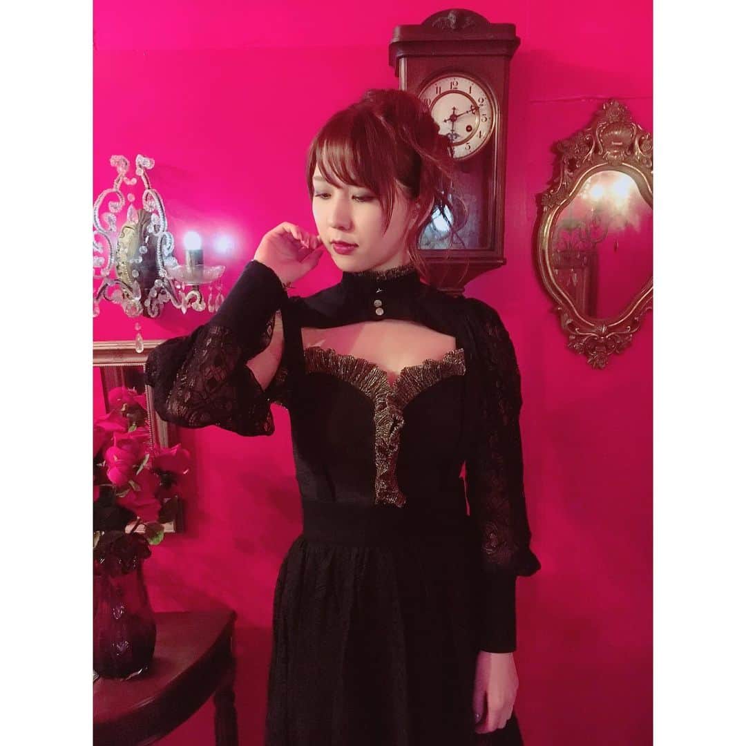 ゆずきのインスタグラム：「. . ロスキルラベンダー/YUZUKINGDOM . クロ衣装バージョン🏴‍☠️ 説明が難しいのだけど この衣装はジャンパースカートみたいになってるよーん🥀 ギャザースカートの下にはタイトスカート仕込んでる㊙️ . #yuzukingdom #衣装制作」