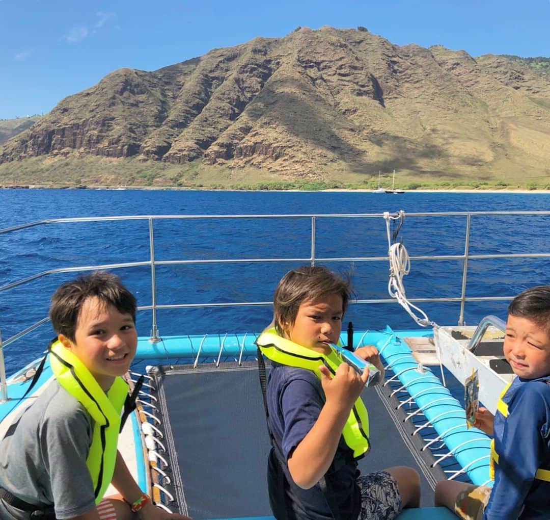 マキ・コニクソンさんのインスタグラム写真 - (マキ・コニクソンInstagram)「ハワイの夏休み！ 名門イルカ大学の🐬ボートでマカハの海でシューノーケリングしてお魚と泳いだよ！マカハの絶景を見ながらのクルージングは最高！👍🏼 #ハワイのおすそ分け🤙🏼 #子供達のハワイの夏休み🌺#名門イルカ大学 #フムフムヌクヌクアプアってお魚や黄色蝶々魚がたくさんいたよ！🐠🐟🐡」8月16日 13時18分 - makikonikson