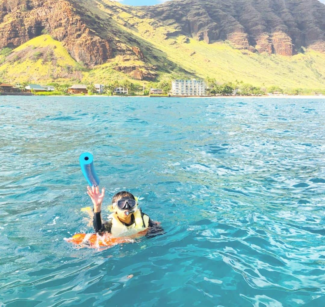 マキ・コニクソンさんのインスタグラム写真 - (マキ・コニクソンInstagram)「ハワイの夏休み！ 名門イルカ大学の🐬ボートでマカハの海でシューノーケリングしてお魚と泳いだよ！マカハの絶景を見ながらのクルージングは最高！👍🏼 #ハワイのおすそ分け🤙🏼 #子供達のハワイの夏休み🌺#名門イルカ大学 #フムフムヌクヌクアプアってお魚や黄色蝶々魚がたくさんいたよ！🐠🐟🐡」8月16日 13時18分 - makikonikson