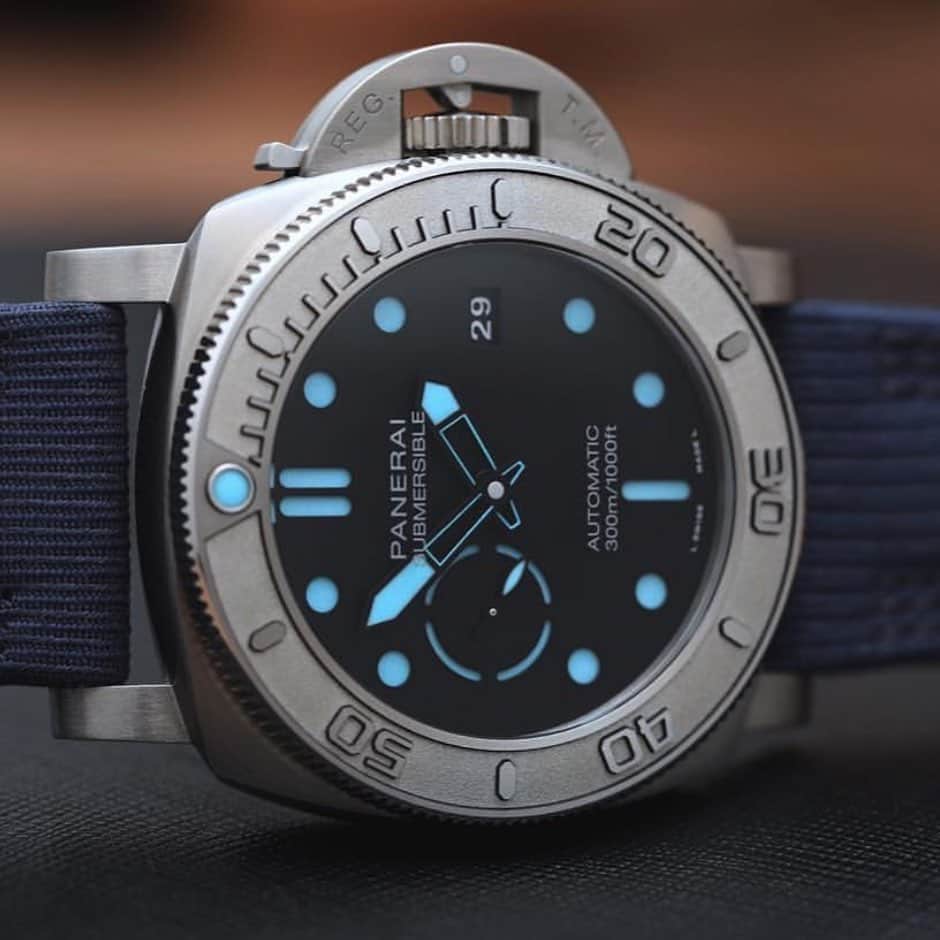 パネライのインスタグラム：「The #Panerai #PAM985, one of only 19 pieces that include a pretty amazing expedition and experience with Mike Horn himself. This piece is actually made of recycled titanium or ecotitanium. The strap and case are actually made of recycled plastics as well. It has a dial that is a play off of the LAB-ID and the text is actually etched into the crystal. . This very unique special edition gives you the honor of learning about nature and how to safe guard it with the world renowned explorer Mike Horn. The experience will offer the 19 owners the opportunity to learn about the world with a few days of intensive training along with Mike among the ice floes of the Arctic. This not only gives the owner a chance to test and confront the rigors of nature, but also to become personally aware of the dangers to our ecosystem caused by the impacts of humans. Picture by good friend @swisswatches #paneraicentral」