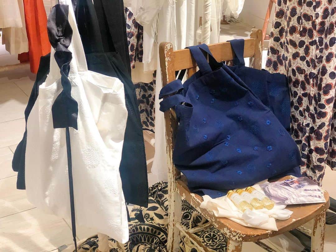 ISETAN PARK netさんのインスタグラム写真 - (ISETAN PARK netInstagram)「手仕事をふんだんに盛り込んだお洋服たち	✨﻿ 手織り生地の心地よく着用できるアイテムたち、インドの自社ファクトリーでつくられる＜ブノン＞の手仕事。﻿ ﻿ ＜BUNON＞ POP-UP SHOP﻿ 2019.8.14 wed - 8.20 tue﻿ 伊勢丹新宿店本館4階＝コンテンポラリースタイル﻿ ﻿ @vlasblomme ﻿ @valsblomme_shop ﻿ #BUNON #vlasblomme #popupshop #linen #fashion #isetan #機織 #ブノン #手紡ぎ #カディコットン #シルク #織り生地 #ファッション#カンタ刺繍 #ジャムダニ織 #新宿 #伊勢丹 #新宿伊勢丹 #伊勢丹新宿店」8月16日 13時12分 - isetan_shinjuku