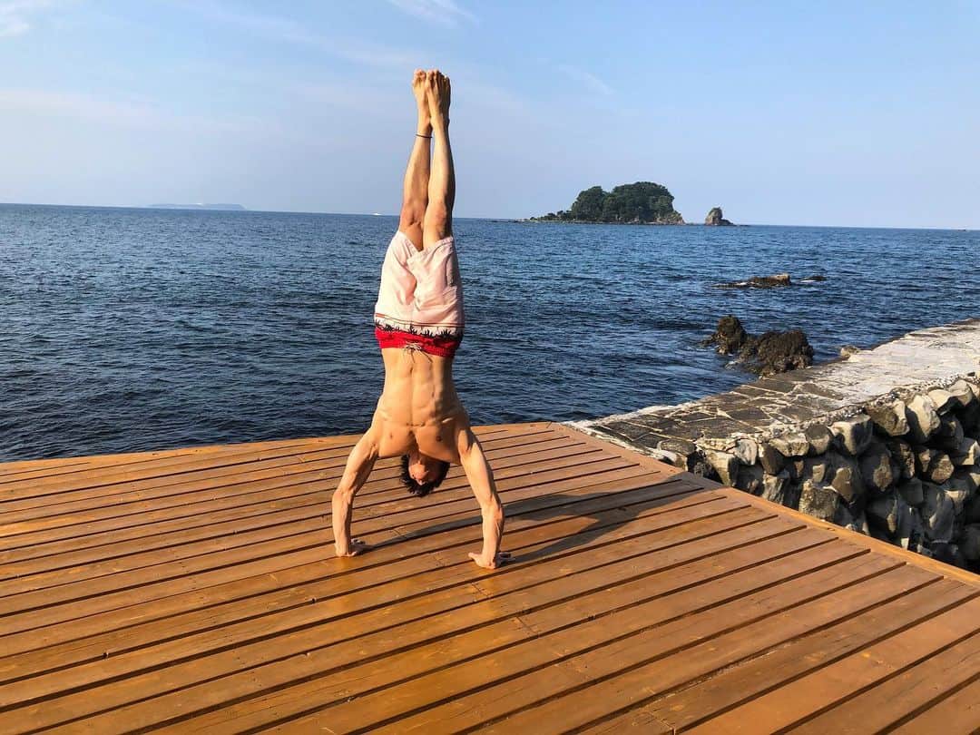青柳塁斗のインスタグラム：「ちょっくら地球を支えてるだけ、  #100人に1人の逸材  #夏を感じたい #雰囲気 #Instagram #handstand  #倒立  #workout  #training #fitness  #bodymake #sport  #shoulder  #biceps  #triceps #diet #gym #トレーニング  #ワークアウト #筋トレ  #フィットネス」