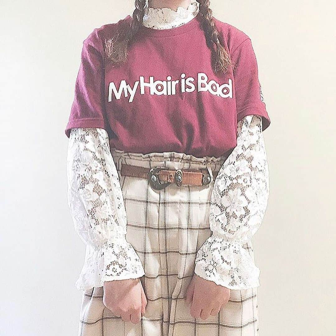 古着女子さんのインスタグラム写真 - (古着女子Instagram)「＼ バンドTシャツを着よう✨／﻿ ﻿ 古着女子の中にはバンド好きもたくさんいるのではないのでしょうか？💕﻿ ﻿ バンドによってグッズやバンTに特徴があって、ついつい集めたくなってしまいますよね✨﻿ ﻿ 今回は古着女子におすすめのバンドTシャツ着こなしコーデをご紹介🌟﻿ ﻿ ﻿ 🍎デニム×バンドTシャツ﻿ 定番デニムとの相性は抜群！✨﻿ どんなバンドTシャツでもデニムならまとまったお洒落コーデに💕﻿ 初心者さんはデニムを合わせるのがおすすめです💨﻿ ﻿ 🍎一緒にバンドTシャツ﻿ 2人で着るともっと可愛い！💕﻿ バンドTシャツを友達やボーイフレンドと一緒に来ることで、お洒落かつライブも益々楽しめること間違いなし🌟﻿ ﻿ 🍎チェックパンツ･スカート×バンドTシャツ﻿ カジュアルにもガーリーにも着こなしたい方はチェックパンツ･スカートがおすすめ💨﻿ バンドTシャツにフリルネックを合わせたりすると、よりおしゃれに可愛く着こなせるはず👍🏻﻿ ﻿ ﻿ バンドTシャツのおすすめコーデ、いかがでしょうか？💕﻿ ライブはお洒落してもっと楽しみましょう！﻿ ﻿ ﻿ 🏡古着女子がプロデュースする古着ショップを紹介🏡﻿ ・9090ナインティナインティ @9090s_ 👖👟﻿ ・ひとくち  @o0_hitokuchi_ 🐻🍯﻿ ﻿ ﻿ 🌼公式LINE@→@furuzyo で検索🌼﻿ LINE@だけのお知らせや古着の疑問にも答えます！﻿ ﻿ ﻿ 古着を素敵に着こなしてる女性の方をRepostでご紹介させていただきます🐒写真は全てご本人様に【掲載許諾】をとっております💓﻿ ﻿ ﻿ #フルジョ #古着 #古着女子 #今日のコーデ #お洒落さんと繋がりたい #コーデ #古着コーデ #きょコ #ファッションコーデ #古着男子 #着回しコーデ #服好きな人と繋がりたい #古着好きと繋がりたい #ゆるコーデ #ガーリーコーデ  #レディース古着 #スニーカー女子 #着画 #古着mix #古着好き #韓国コーデ #メンズライク #古着ファッション #バンド #バンドt #バンドマン #デニムコーデ #フェスコーデ #フェスファッション #ライブコーデ﻿ ﻿」8月16日 13時13分 - furuzyo