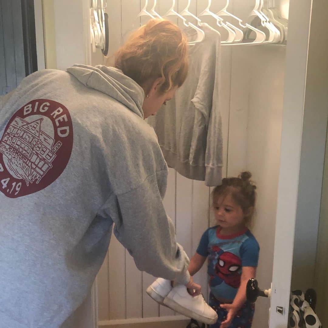 ケイト・ウォルシュさんのインスタグラム写真 - (ケイト・ウォルシュInstagram)「@leviesulkin helps auntie kate unpack...& then takes a well deserved ‘break’ 🤣❤️😍 #photos by mom aka @talrabinowitz #capecod #luckyme」8月16日 13時27分 - katewalsh