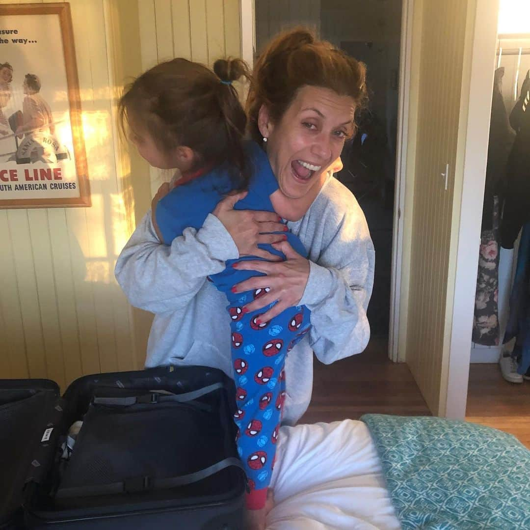 ケイト・ウォルシュさんのインスタグラム写真 - (ケイト・ウォルシュInstagram)「@leviesulkin helps auntie kate unpack...& then takes a well deserved ‘break’ 🤣❤️😍 #photos by mom aka @talrabinowitz #capecod #luckyme」8月16日 13時27分 - katewalsh