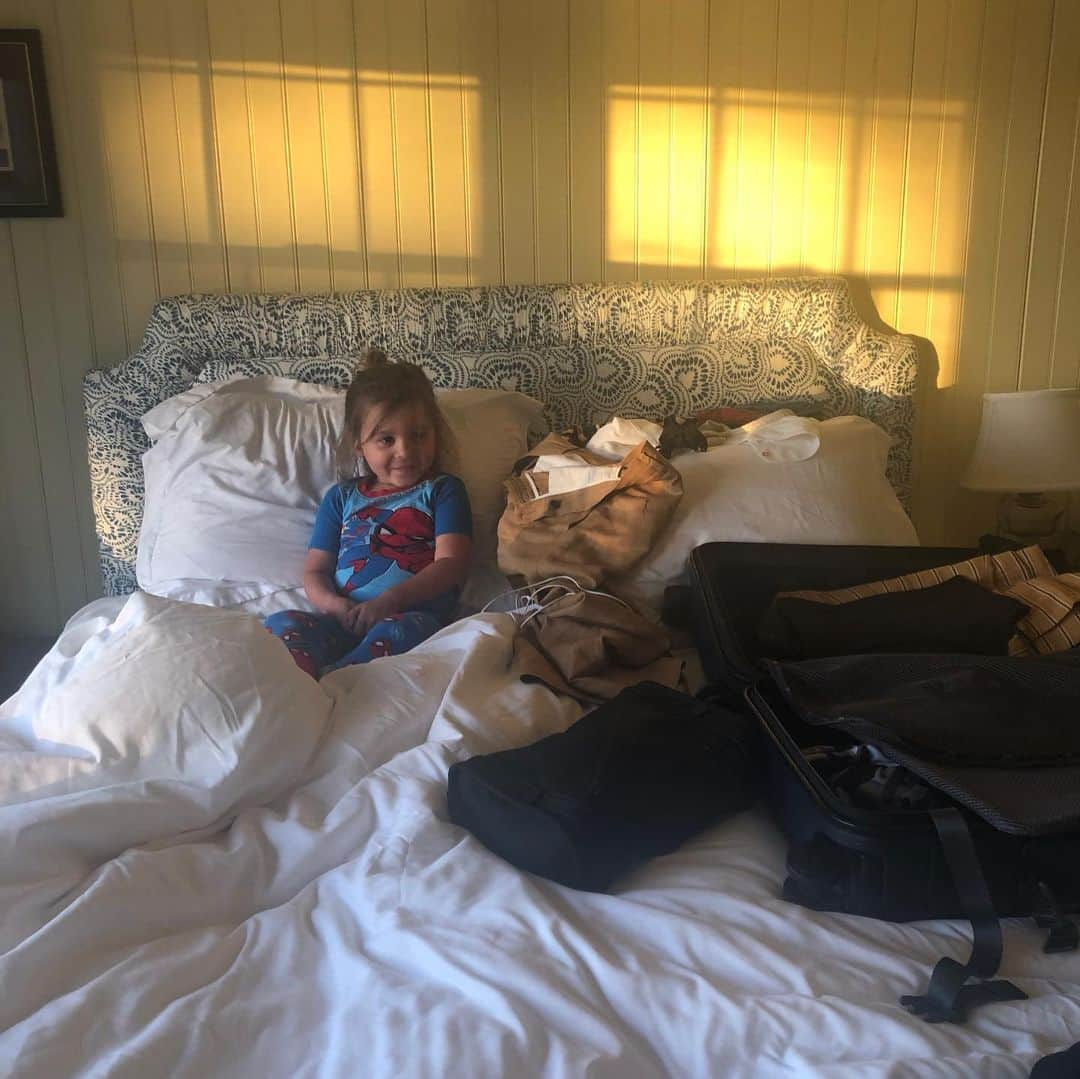 ケイト・ウォルシュさんのインスタグラム写真 - (ケイト・ウォルシュInstagram)「@leviesulkin helps auntie kate unpack...& then takes a well deserved ‘break’ 🤣❤️😍 #photos by mom aka @talrabinowitz #capecod #luckyme」8月16日 13時27分 - katewalsh