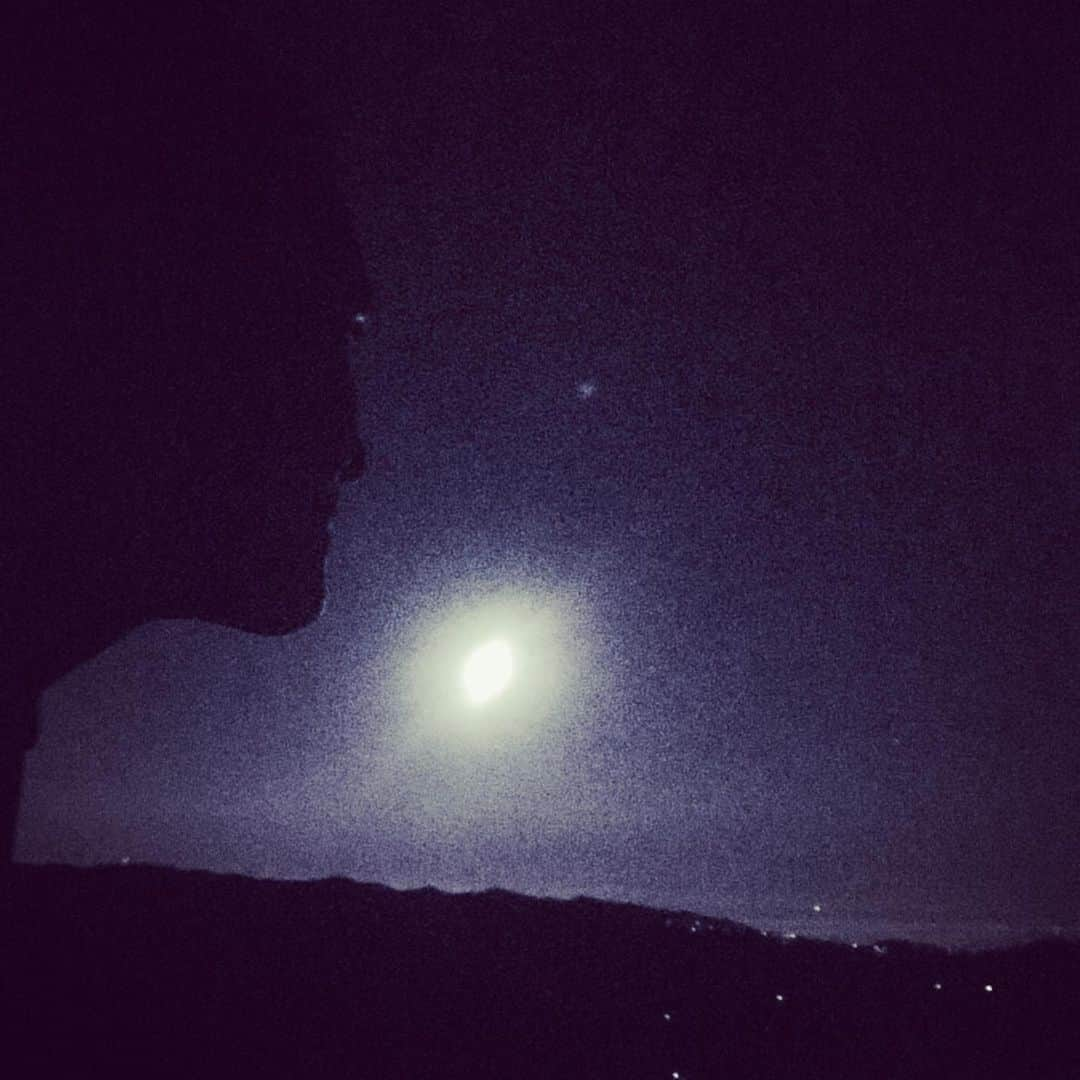 ニア・ピープルズさんのインスタグラム写真 - (ニア・ピープルズInstagram)「The #Moon is gorgeous and full and teeming with the pull of #possibility hope you’re dreaming❣️🦋🐬💫」8月16日 13時20分 - niapeeples