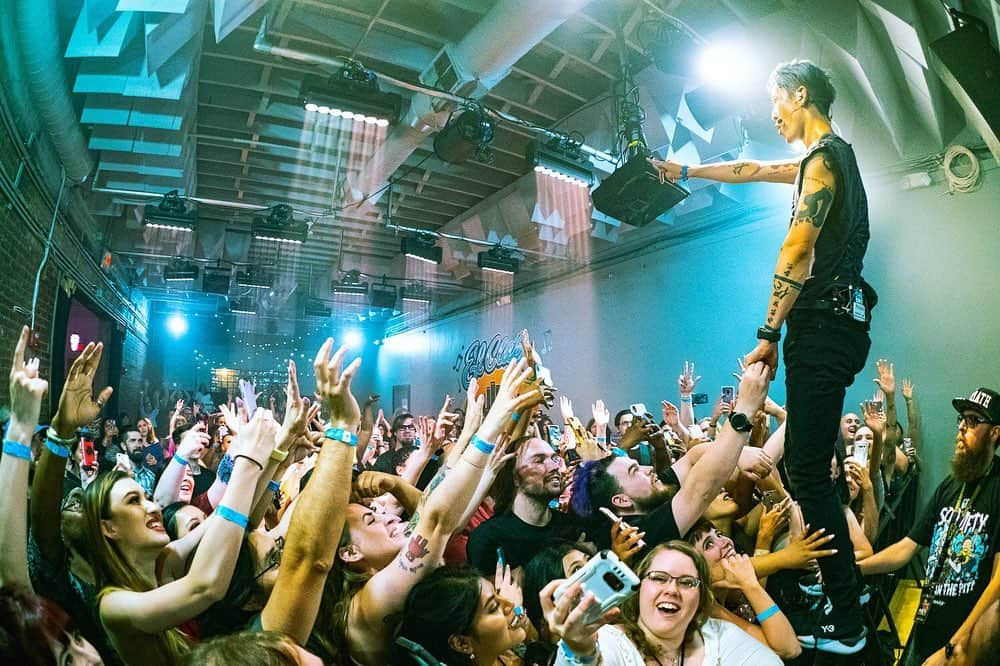 雅-MIYAVI-さんのインスタグラム写真 - (雅-MIYAVI-Instagram)「Thanks Detroit, you rock!!!!デトロイト、無事に ROCKED 🤘🏻🤘🏻😃🎸これからカナダへ向かいます！！！！#NoSleepTillTokyo 📸: @zb_images」8月16日 13時24分 - miyavi_ishihara