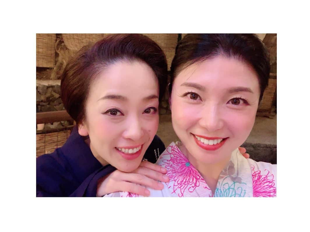 川村亜紀さんのインスタグラム写真 - (川村亜紀Instagram)「祇園のべっぴんさんと💕 槇子ちゃんファンの方々には厚かましく私も並んでいて、申し訳ないです。 祇園の売れっ子芸妓さんの槇子ちゃんです。 今年の東西おどりでは、槇子ちゃんをはじめ祇園の芸妓連の間でのみ受け継がれている手打ちが見られるのでとても楽しみです。 ちなみに1つ前のポストのお写真を撮ってくださったのは、槇ちゃんです。  #goin #giongeiko #nishimuraya #makiko #kyoto  #kyototradition #japanesetradition  #japanattractions  #祇園 #祇園町 #芸妓さん よっ、#西村屋 #槇子 ちゃーん #宮沢りえさん と思ったら #祇園 の #槇子さん でした 😍  #歌舞伎 をはじめ #お着物 や #花街  #日本の伝統 が長く守られ受け継がれますように。」8月16日 13時35分 - _aki1015_