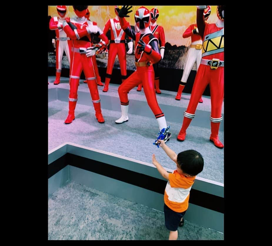 小池真友さんのインスタグラム写真 - (小池真友Instagram)「Wヒーロー夏祭り😎🔥 仮面ライダーとレンジャーが沢山いて大人も一緒に大興奮🔥 ショーがとにかく迫力すごくて周りの親御さんたちも子供と一緒に「おぉ！」って言ってたし私もかっこいい…って感動したし隣見たら旦那がわりとはしゃいでた。笑 握手もしていい思い出作れた…🙏✨ ジオウおわるの寂しいな😭 まさか子供達が仮面ライダーにハマるとは思ってもいなかったからびっくり‼️ 写真貼りきれなかったから次でも載せます🤣🙏 . #wヒーロー夏祭り #wヒーロー夏祭り2019 #仮面ライダージオウ #リュウソウジャー #仮面ライダーショー #3歳6ヶ月 #1歳9ヶ月 #男の子 #男の子兄弟 #男の子ママ」8月16日 13時28分 - koikemayu_