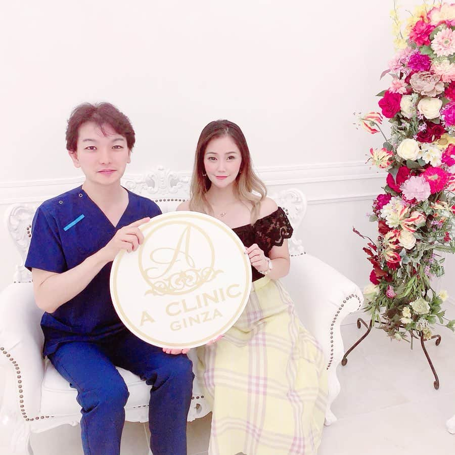 星読みプリンセス・エリ様さんのインスタグラム写真 - (星読みプリンセス・エリ様Instagram)「A CLINIC 銀座  @a_clinic_ginza  で﻿ A式鼻先シャープ術を受けてきたよー✨✨﻿ ﻿ 銀座院院長の佐藤玲史先生 @dr.sato_reiji が担当してくれたんだけど﻿ すっごく優しい先生で、丁寧なカウンセリングと施術で安心して受ける事が出来ました☺️﻿ ﻿ ﻿ A式鼻先シャープ術は、﻿ 鼻先に軟骨の代わりに溶ける繊維を入れる事で﻿ 鼻先をシャープに整える施術。﻿ 繊維は２年ほどかけて溶けて、組織が形成される為ヒアルロン酸よりも高い維持効果があるんだよ♡﻿ ﻿ 傷口も片方の鼻の穴の中だから目立たないし、わたしは全然腫れなかった🙆‍♀️🙌﻿ ﻿ わたし鼻が小さいので、先生が鼻の大きさに合わせて繊維を小さくカットしてくれたのも嬉しかったー✨✨﻿ ﻿ 施術は10分くらいで終わるんだけど、佐藤先生のダンディな落ち着くトーンの声と看護師さんがずっと“トントン”ってしてくれるから﻿ 落ち着いて受けられて全然痛くなかったよ❤️﻿ ﻿ ﻿ ﻿ 興味がある人は「わたしの投稿見た！」でお得に受けられるプレゼント🎁があるからDMしてね💌﻿ ﻿ ﻿ #A式鼻先シャープ術 #aclinic ﻿ #aclinic銀座 #aクリニック ﻿ #エークリニック#鼻先 #鼻を高く﻿ #鼻を高くしたい #鼻先革命 ﻿ #美容外科 #美容皮膚科#整形﻿ #美容クリニック #佐藤玲史 ﻿ #美容整形#PR#美容マニア﻿ #美容好きさんと繋がりたい」8月16日 13時31分 - eri.princessmind