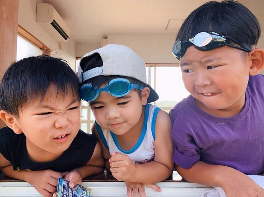 齋藤美波のインスタグラム：「👦🏻👦🏽👦🏾 #3monkeesKids ・ 私の大好きシリーズ♥️ この3人が可愛すぎて😂 基本昔からムゲンがマイワールドで 1人だけ外れてる事が多いから 3人でのまとまったショットが なかなか無くて（笑） なんかこのショットまとまりあって 貴重に思えた😂 でも最近保育園行き出してから 人に合わせるって事を覚えたのか しっかりグループで遊んでる😆 勉強してるな〜 ・ 今後の3人が楽しみ♥️ ・ #最後の方然くんがにょき #僕のこと忘れないでね ↑ やんちゃBoy一名追加しました。笑 なんでもお兄ちゃんの真似したがり 年上にも負けないやんちゃ坊主です👶🏻 らんたんはこの 男衆に混じるのは来年かな？♥️ ・ ・ #子供達#息子#1歳#3歳#4歳#5歳#1歳差#男の子#女の子1名#優しくしてね#家族旅行#個性派#可愛い#愛おしい#kids#boys#sons#cute#love#happy#sweet」