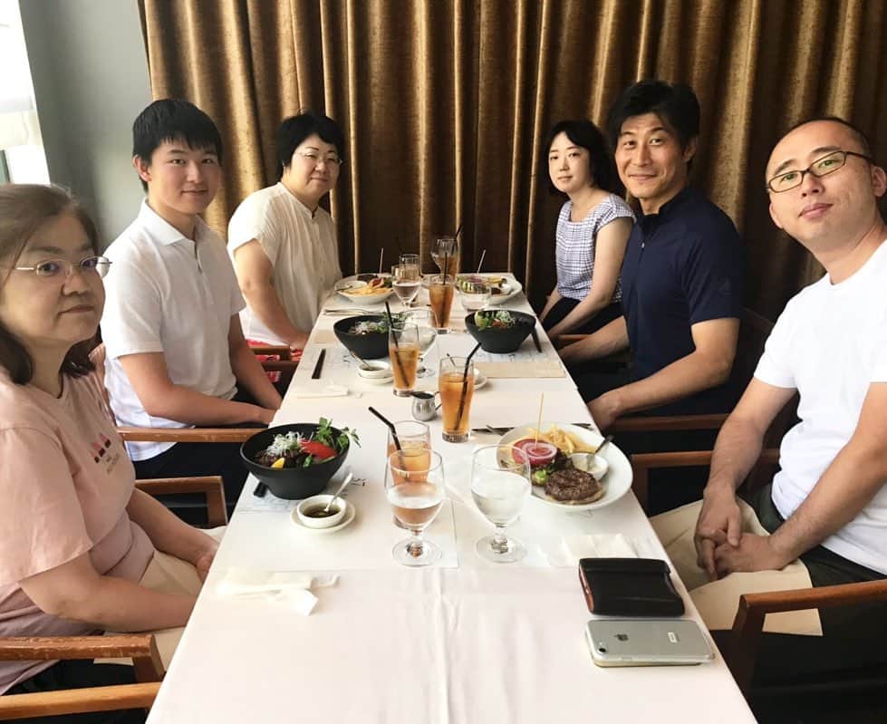 ベンチャーリパブリックのインスタグラム：「【8月交流ランチ④】 * 管理部によってランダムに組まれたメンバー＆海外インターン生との交流ランチです！ *  予算1500円内で食べても、自分でプラスして豪華にするのも自由。普段は話す機会の少ないスタッフとも交流できる貴重な会です♪  #nishiazabu #lunch #nishiazabu #traveljp #venturerepublic #linetraveljp #intern #ランチ #西麻布 #ベンチャーリパブリック #予算は1人1500円」