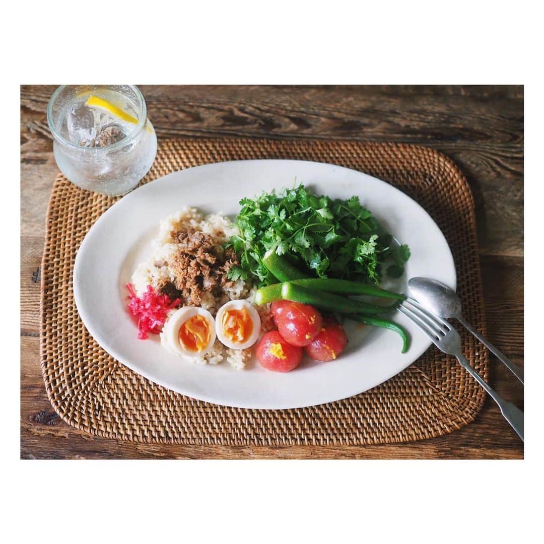 高山都さんのインスタグラム写真 - (高山都Instagram)「女子は野菜を食べると落ち着く説、やっぱりあると思う。 撮影用の材料の残りで、簡単ワンプレートランチ。 #江頭さんの玄米 は、体調整えるために食べる薬のような存在。 お皿は久しぶりに使った #伊藤環 さんのもの。 #みやれゴハン」8月16日 13時41分 - miyare38