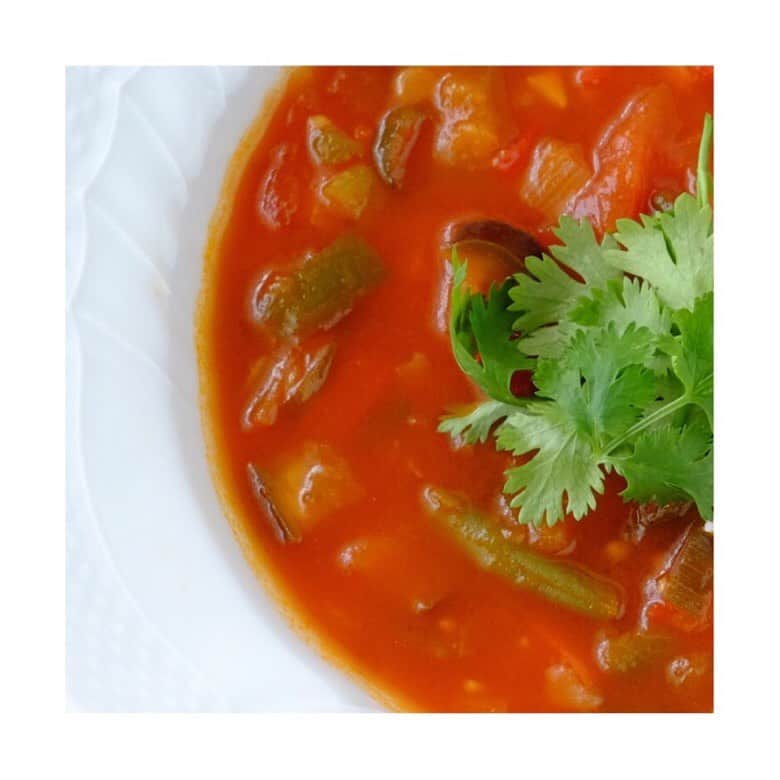 麻木久仁子さんのインスタグラム写真 - (麻木久仁子Instagram)「夏の赤いスープ。トマト缶、セロリ、ズッキーニ、タマネギ。コンソメと塩で味付け。メープルシロップで甘みを足します。夏の野菜は涼性でカラダを冷ます。  #トマト缶 #夏野菜 #夏のスープ #美彩薬膳 #国際薬膳師 #薬膳 #薬膳ごはん #薬膳レシピ #薬膳生活 #薬膳ライフ #食養生 #医食同源 #食薬同源 #中医学 #東洋医学 #ゆらいだら薬膳 #生命力を足すレシピ」8月16日 13時42分 - kunikoasagi