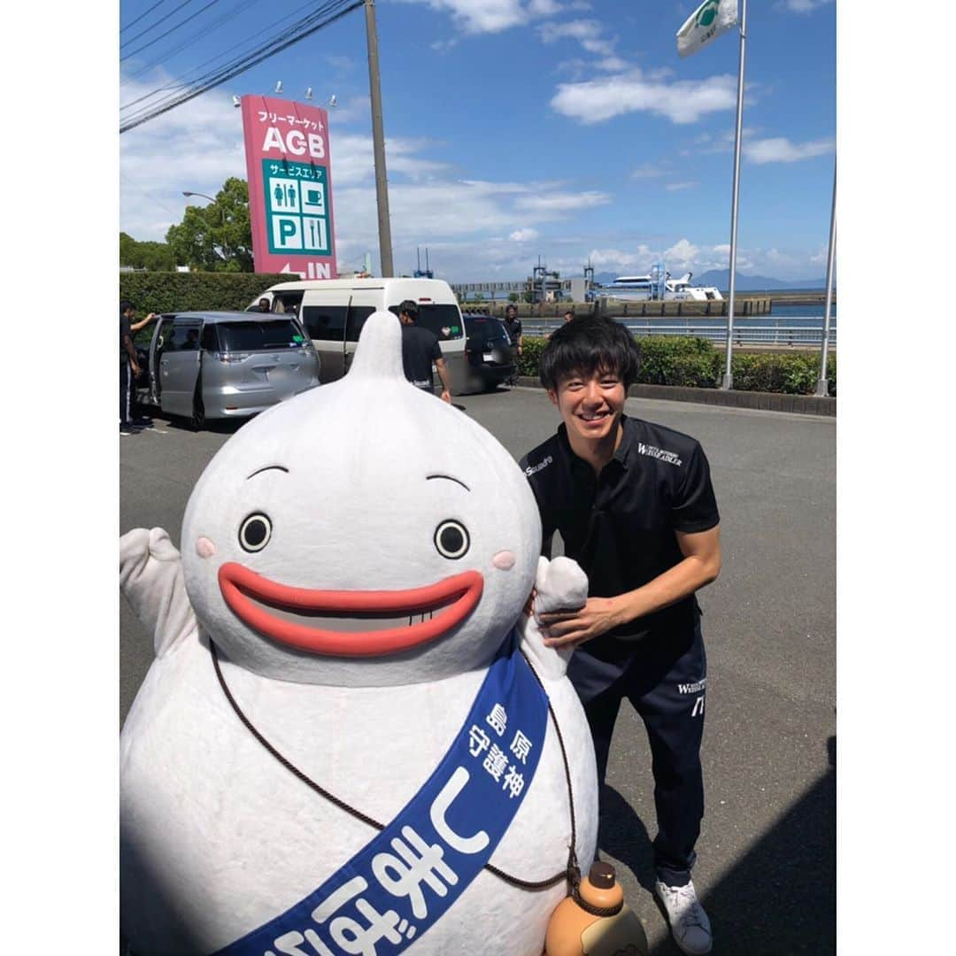 久保田雅人のインスタグラム：「長崎県島原市に来ています👍 島原市で歓迎セレモニーを行いました🎈 → 島原市は海も山も綺麗でとても🏔良いところです😊 → 島原合宿頑張ります💪 → 写真は島原市のマスコットキャラクターシマバラン😘 → → #島原合宿 #しまばらん #大分三好ヴァイセアドラー」