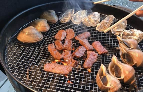 大井智保子さんのインスタグラム写真 - (大井智保子Instagram)「BBQのメニュー♪♪ 魚介類はいつもの厚岸漁業組合エーウロコ ( @a_uroko )さんからお取り寄せ😋 北海道ならではの「エーウロコBBQセット」最高のラインナップでした🦑 . 時しらずの半身はとっても大きくてびっくり😆それに負けじとホッケも特大サイズ!! 丸えもんやつぶ貝、ハマグリの大きいの、焼きイカ、 全部本当においしくておいしくて…🤤 豪華なバーベキューになりました😆🔥 最終的には少しずつ余った具材をカレーにどーん🍛 ほんまにおいしかったぁ👏 . . . #エーウロコ #エーウロコのBBQセット #厚岸glam #厚岸BBQ #厚岸バーベキュー #BBQ #バーベキュー #豊洲 #都会バーベキュー #都会BBQ  #時しらず #鮭 #ホッケ #ほっけ #ほっけ開き干し #牡蠣 #丸えもん #焼きつぶ貝 #ほたて #帆立 #いか #魚介BBQ #chihoko飯 #夏 #夏の思い出 #夏休み」8月16日 13時48分 - chihokoi