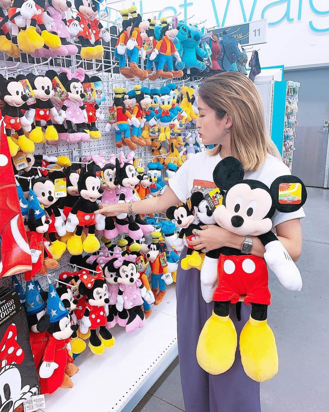 KARENさんのインスタグラム写真 - (KARENInstagram)「. ホテルの横のスーパーでミッキー買ったよ🐭 ほんとに、びっくりするほど、ディズニー興味ないんだけどすごくかわいい気がしている🥺❥名前はミキ夫にしました✌︎#え . #Orlando#wdw#Waltdiskeyworld#disneyworldmagickingdom#disneyland#disneyresort #かれんの夏休み👧🏾#karen___tabi」8月16日 13時55分 - karen_nrsm