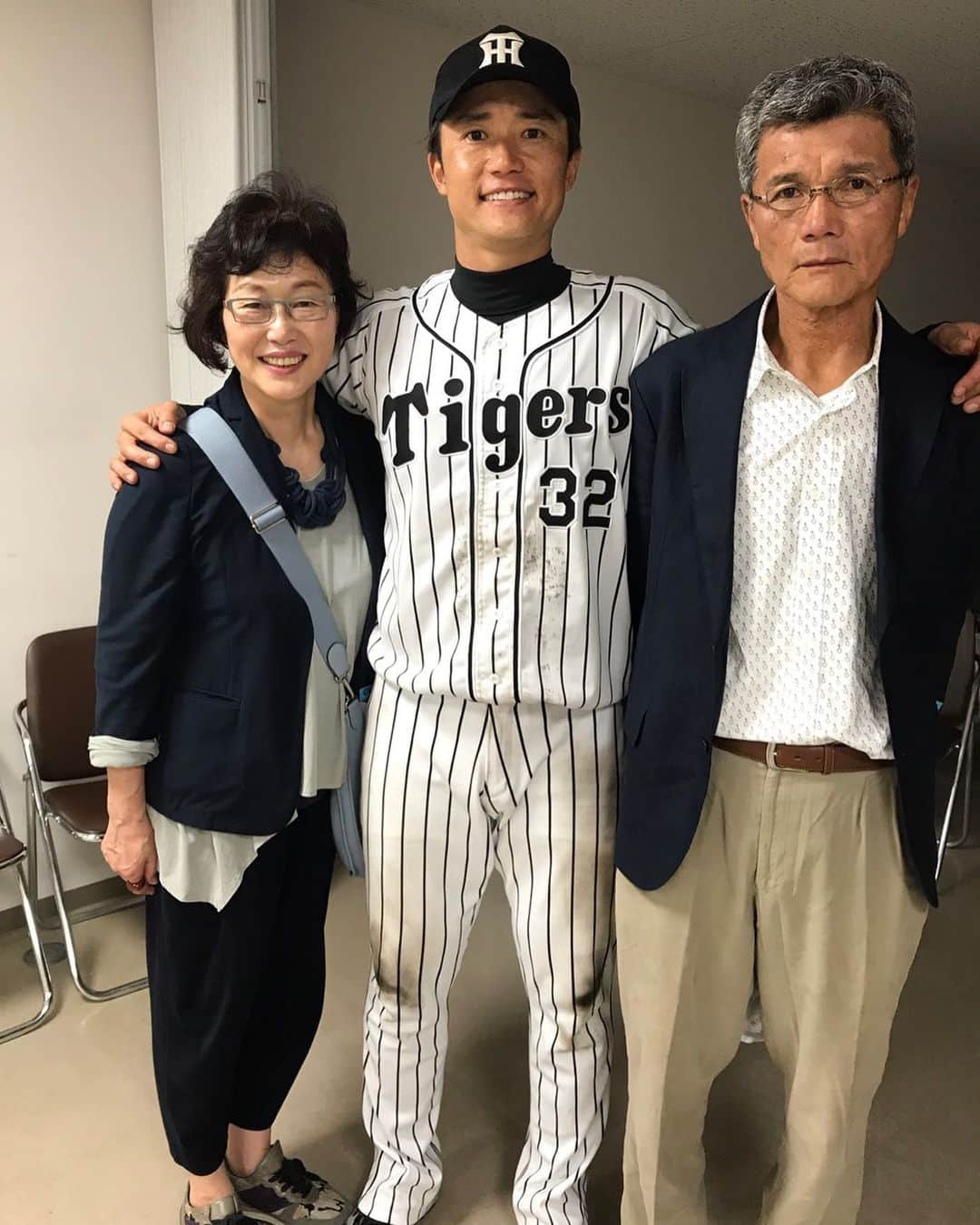 新井良太のインスタグラム：「36歳になりました‼︎ . 写真は引退試合の時の1枚です☺️ いつもありがとう❗️」