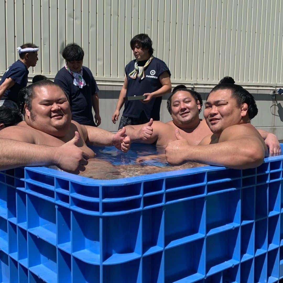 日本相撲協会さんのインスタグラム写真 - (日本相撲協会Instagram)「夏巡業いろいろ🍉 コンテナで水風呂を楽しむ千代丸、旭大星、照強。  #sumo #相撲 #大相撲 #巡業 #夏 #summer #日本 #japan #オフショット」8月16日 13時58分 - sumokyokai