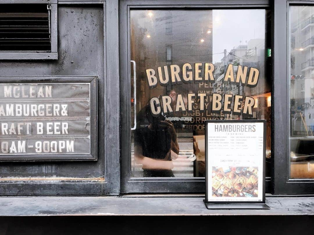 石川文菜さんのインスタグラム写真 - (石川文菜Instagram)「. . . MCLEAN ‐old burger stand‐  @mclean_burger . . 蔵前の菓子屋シノノメへ行く前にこちらで腹ごしらえ🍔🍴 . . 席数が少ないのですぐに行列が出来る感じ。 テイクアウトして正解🐻 . . 表裏をガリガリに焼いたバンズに粗挽きのパテは最高✨ . ジンジャーエールは辛口タイプでした🥤 . . LEAVES COFFEEが横にあるから、コーヒー好きは良い組み合わせかも🤔 . . #pic #photo #foodporn #foodstagram #蔵前 #ハンバーガー」8月16日 14時00分 - bun0404