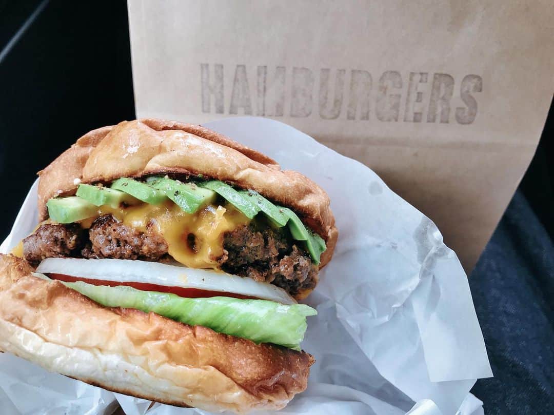 石川文菜さんのインスタグラム写真 - (石川文菜Instagram)「. . . MCLEAN ‐old burger stand‐  @mclean_burger . . 蔵前の菓子屋シノノメへ行く前にこちらで腹ごしらえ🍔🍴 . . 席数が少ないのですぐに行列が出来る感じ。 テイクアウトして正解🐻 . . 表裏をガリガリに焼いたバンズに粗挽きのパテは最高✨ . ジンジャーエールは辛口タイプでした🥤 . . LEAVES COFFEEが横にあるから、コーヒー好きは良い組み合わせかも🤔 . . #pic #photo #foodporn #foodstagram #蔵前 #ハンバーガー」8月16日 14時00分 - bun0404