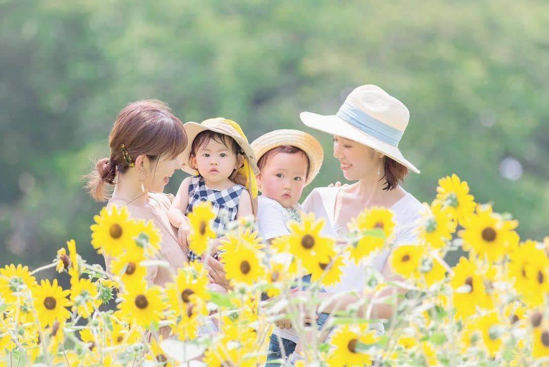 菅野広恵さんのインスタグラム写真 - (菅野広恵Instagram)「＊＊＊ 仲良しなお友達親子と🌻 子供達キョトンw ・ 写真 @yokotannuuuuuu ・ ・ #ひまわり #ひまわり畑  #万博公園 #1歳9カ月  #関西ママ #夏の思い出 #子連れスポット #子育て中 #育児中 #ママリ #大阪ライフ #関西 #親子リンクコーデ #親子リンク #リンクコーデ #プチプラーデ #シンプルコーデ #麦わら帽子 #mamagirl #ママタス #ママトコ #お花 #コドモノ #べびちゅ #ベビフル #1y9m #キラポス通信 #ロケーションフォト」8月16日 14時04分 - hiroesugano