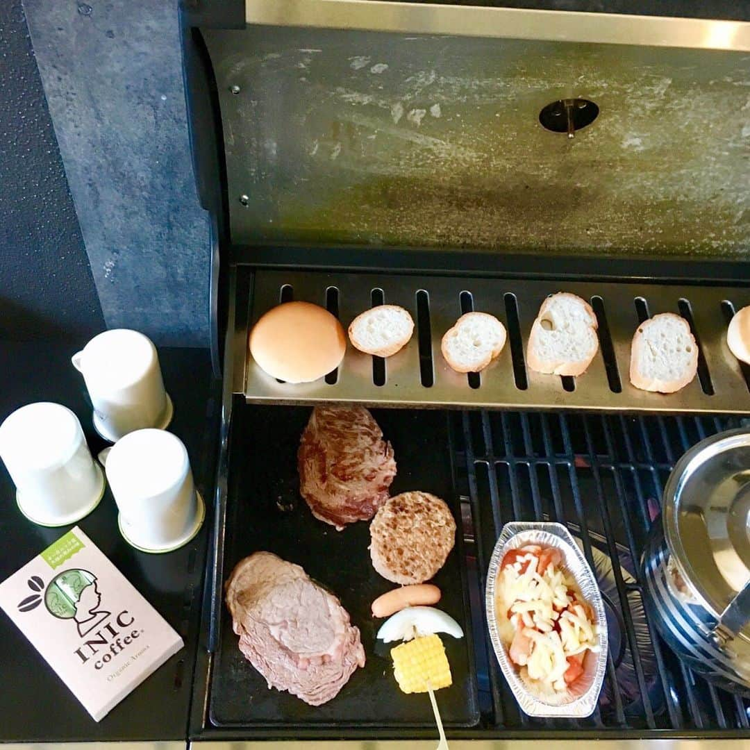 INIC coffeeさんのインスタグラム写真 - (INIC coffeeInstagram)「. BBQはこの季節の醍醐味！食後にはぜひINICを楽しんで。 お湯さえあればどこでも本格コーヒーが楽しめるINIC。 目の前に自然が広がり、綺麗な空気の中で味わうINICは格別ですよ♩ ▼INIC coffee オーガニックアロマ https://www.inic-market.com/SHOP/4560466070666.html #INICcoffee #INIC #coffee #organic #OrganicAroma #life #iniclife #refresh #イニックコーヒー #イニック #オーガニックアロマ #ピュアな味わい #リフレッシュ #5秒で本格コーヒー #丁寧な暮らし #イニックコーヒーのある生活 #キャンプ #夏休み #連休 #BBQ #アウトドア #夏」8月16日 14時06分 - iniccoffee